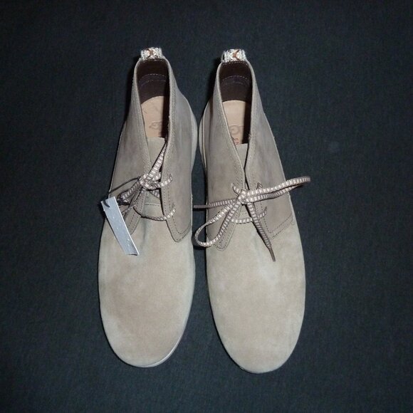 Ugg Mens Freamon Waterproof Chukka Boot. Taupe (tan/gray) color. Excellent used - Picture 1 of 14